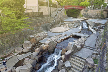 日本神户-2016 年 3 月︰ 温泉流流动通过市中心的马温泉在北谷，日本神户