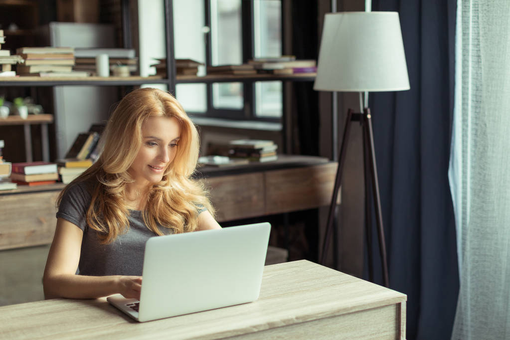 妇女在笔记本电脑上打字 妇女在笔记本电脑上打字