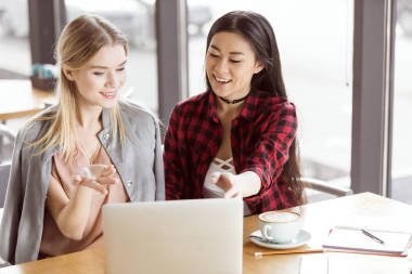 年輕婦女使用的便攜式計(jì)算機(jī)圖片