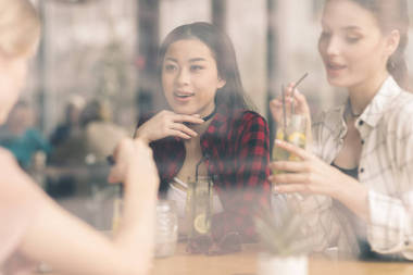 在咖啡馆里喝鸡尾酒的女孩图片