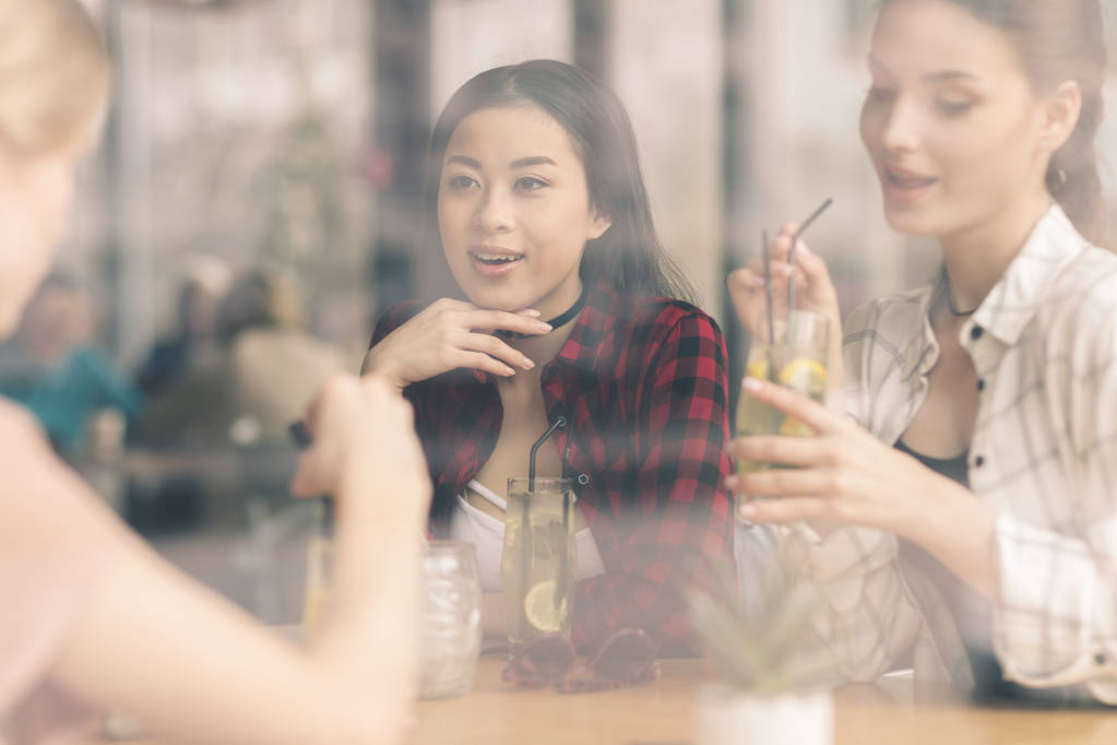 在咖啡馆里喝鸡尾酒的女孩图片