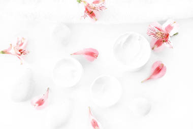 鮮花和奶油在容器中