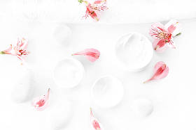 鲜花和奶油在容器中