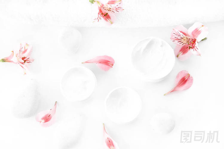 鮮花和奶油在容器中