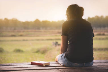 亚洲女人在早上坐在农村背景