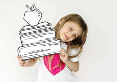 女孩抱著紙質(zhì)書