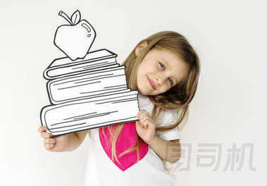 女孩抱著紙質(zhì)書