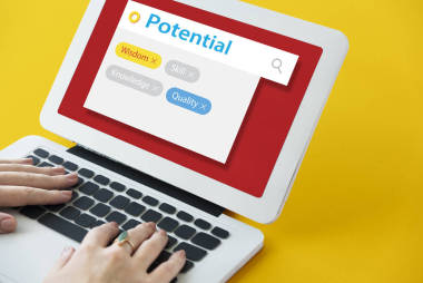 筆記本電腦鍵盤(pán)上打字的女人