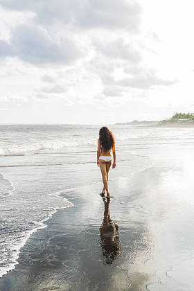 晒得黑黑的女人走图片