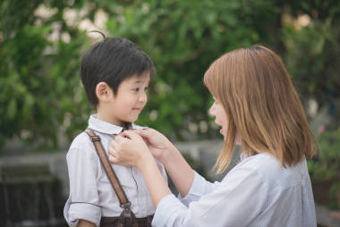 她的兒子的母親說再