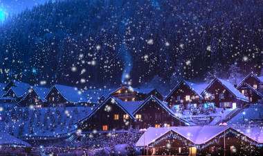 在冰雪覆蓋的冷杉樹林里的童話房子