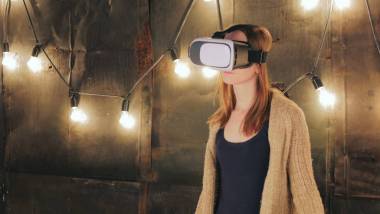 使用虛擬現(xiàn)實眼鏡的年輕女人圖片