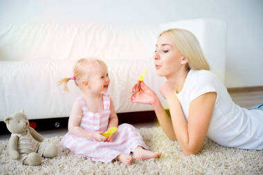 母親和她的小女兒一起玩圖片