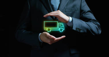 這輛卡車是在經(jīng)驗(yàn)的銷售員或銀行或保險(xiǎn)經(jīng)紀(jì)人的手中。概念︰ 快速交付給家和全國(guó)各地的整個(gè)建筑，車輛保護(hù)