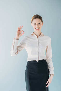 白种人女商人显示 ok 符号