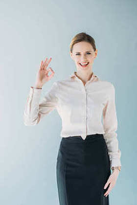 白种人女商人显示 ok 符号