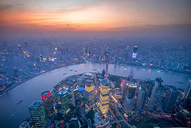 鸟瞰上海的落日余晖照片