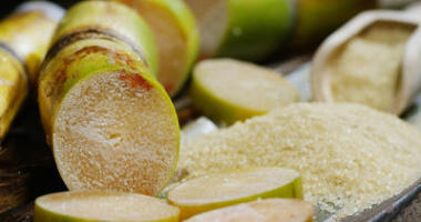 甘蔗、 方糖和糖原料颗粒中的组成一个宏镜头。概念︰ 甜味剂、 性质、 能量、 果汁和饮料