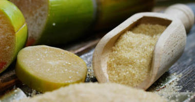 甘蔗、 方糖和糖原料顆粒中的組成一個(gè)宏鏡頭。概念︰ 甜味劑、 性質(zhì)、 能量、 果汁和飲料