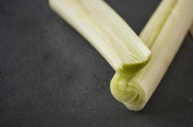 韭菜割了一個黑色的背景上