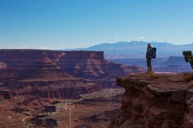 徒步旅行者在美國(guó)猶他州峽谷地國(guó)家公園