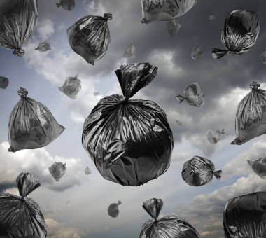 黑色的垃圾袋，在暴風(fēng)雨的天空