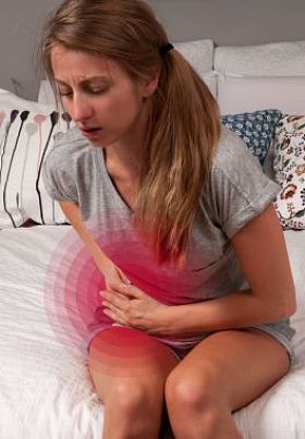 生病的妇人有肚子