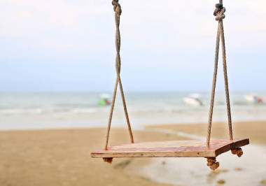 在沙滩上，感到寂寞摇摆