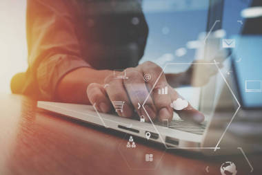 使用移動(dòng)電話(huà)和數(shù)字平板和大腿上的商人