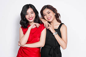 两个妇女在礼服图片