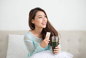 使用智能手机的妇女图片