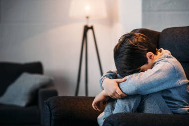 小男孩坐在扶手椅上照片