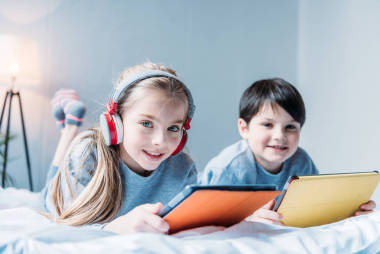 孩子們使用數(shù)字的平板電腦圖片