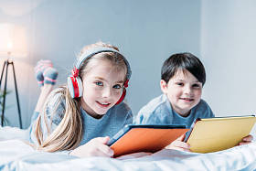 孩子们使用数字的平板电脑图片