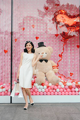 带购物袋的女孩照片