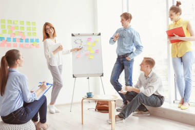 在辦公室做演講的少婦