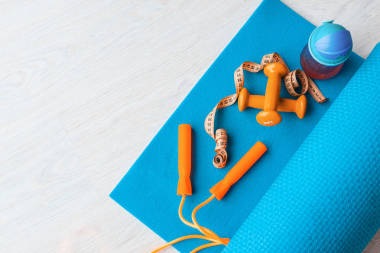 健身概念-瑜伽墊、啞鈴、跳繩、水瓶和膠帶尺寸