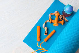 健身概念-瑜伽垫、哑铃、跳绳、水瓶和胶带尺寸