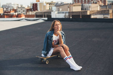 美麗的金發(fā)女郎在滑板牛仔夾克