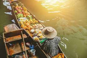 水果的船瓦丹水上市场发售。瓦丹是最受欢迎旅游的旅游目的地
