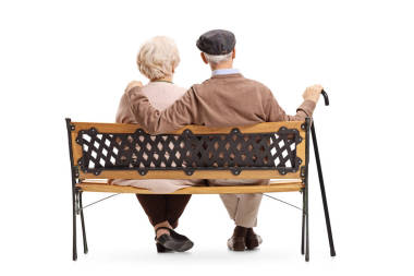 坐在長凳上的高級夫婦