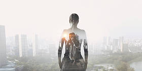 她为成功而奋斗。混合媒体。混合媒体