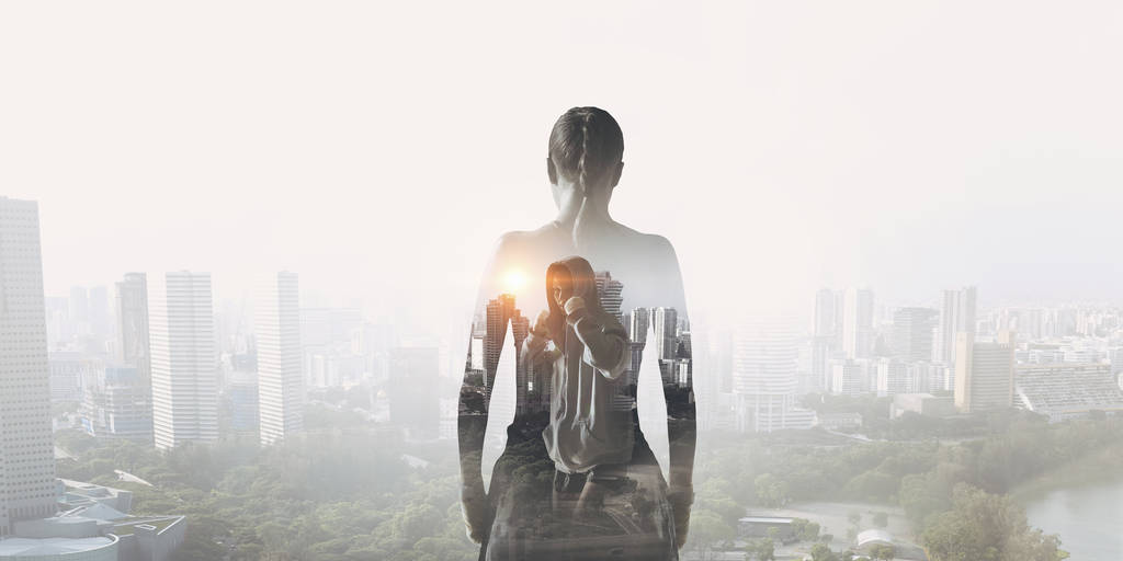 她为成功而奋斗。混合媒体。混合媒体