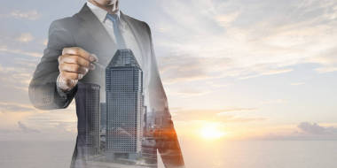 在屏幕上绘制的商人。混合媒体