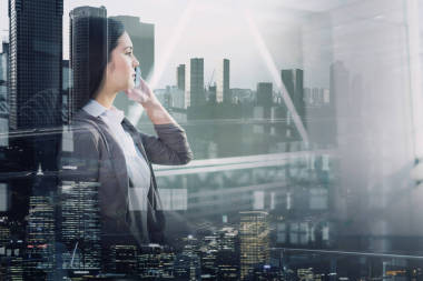 移動(dòng)商務(wù)女士說(shuō)話(huà)混合媒體圖片