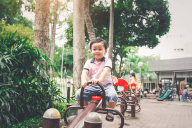 在公園的小男孩