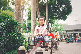在公园的小男孩