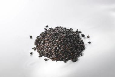 堆黑色的種子圖片