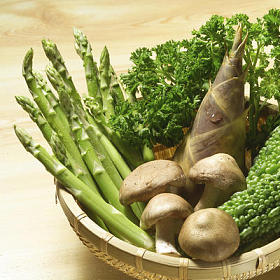 成熟的新鲜蔬菜，在碗