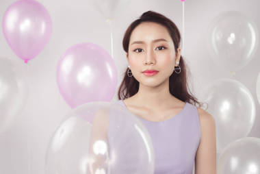 粉色气球的女人图片